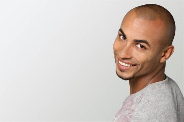 gülümseyen izole üzerinde beyaz, yakışıklı genç bir adam portresi