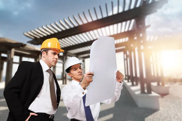 Zwei Architekten Helmen Stehen Auf Der Baustelle — Stockfoto