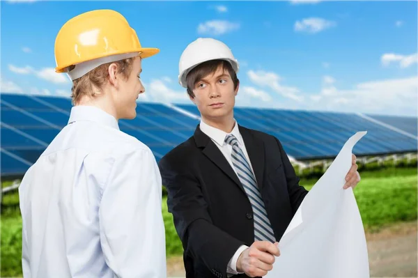 Dos Ingenieros Pie Con Planos Paneles Solares — Foto de Stock