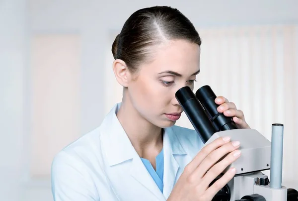 Mladá Žena Používající Mikroskop Laboratoři — Stock fotografie