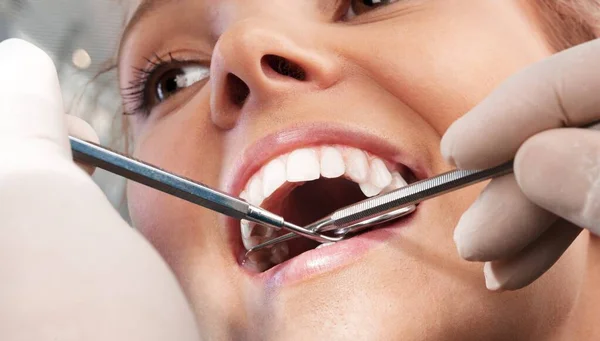 Dentysta Egzamin Zębów Klinice Stomatologicznej — Zdjęcie stockowe