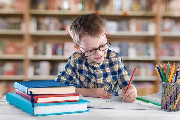 Kleiner Junge Liest Ein Buch Der Bibliothek — Stockfoto