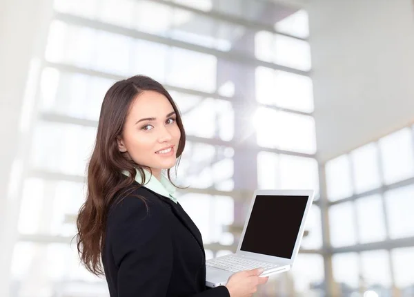 Jovem Mulher Negócios Usando Computador Portátil Escritório — Fotografia de Stock