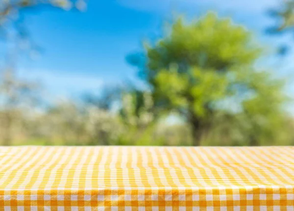 Mesa Vacía Sobre Fondo Borroso — Foto de Stock