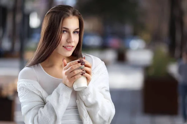 Jeune Femme Avec Une Tasse Café — Photo