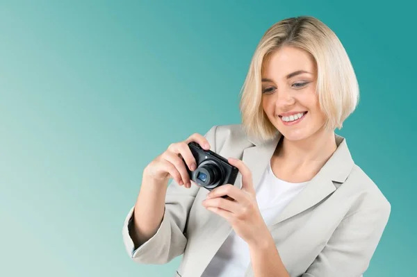 Kameralı Güzel Bir Genç Kadının Portresi — Stok fotoğraf