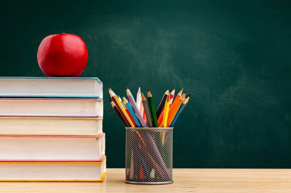 Bücherstapel Und Apfel Auf Dem Tisch — Stockfoto