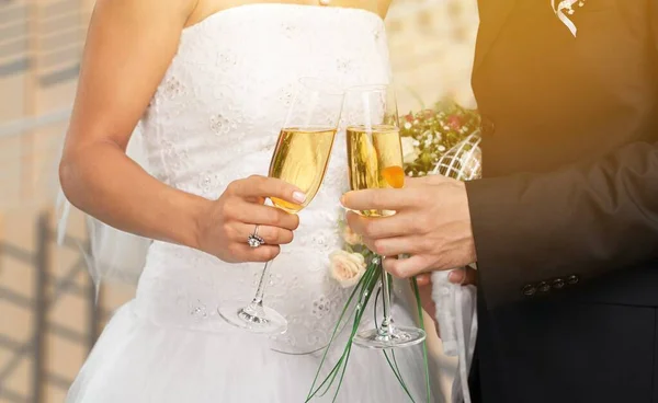 Hochzeitspaar Mit Champagnergläsern — Stockfoto