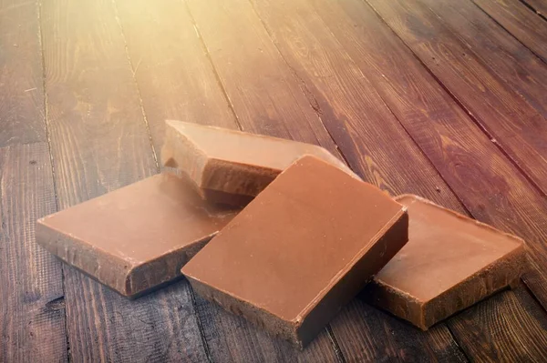 Arka Plan Üzerinde Lezzetli Çikolata Parçaları — Stok fotoğraf