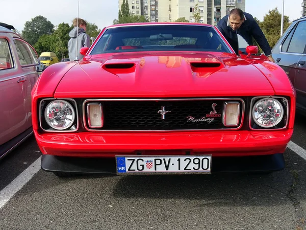 Yaşlılar sonbahar otomobil fuarı Zagreb 2019 'da.