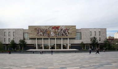 Tiran, Arnavutluk, Skanderbeg Meydanı, Avrupa Ulusal Tarih Müzesi 'nin ünlü tarihi portalı