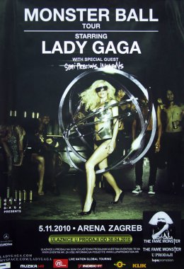 Zagreb, Hırvatistan - 15 Kasım 2010: Arena Zagreb, Zagreb, Hırvatistan ve Avrupa 'da Lady Gaga Monster Ball turnesi için poster
