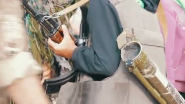 Flak Jacket içinde genç elinde bir makineli tüfek ile