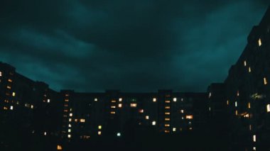 Gece Penceresi Işığı Değişen Çok Katlı Bina