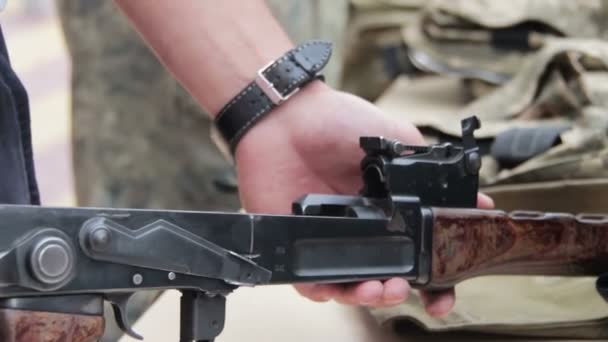 Militare con una mitragliatrice in mano — Video Stock