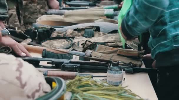 Armas, máquinas automáticas, granadas, municiones, balas están sobre la mesa, y militares — Vídeo de stock
