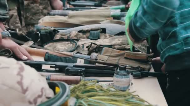 Armas, Máquinas Automáticas, Granadas, Munições, Balas estão na Mesa e Militares — Vídeo de Stock