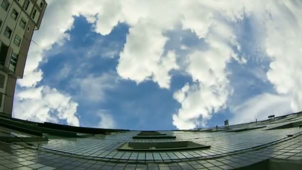 高层建筑移动的云。时间流逝 — 图库视频影像