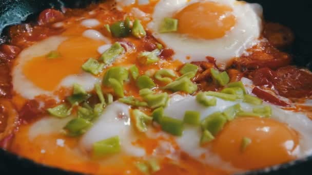 Huevos fritos con verduras preparados en una sartén — Vídeo de stock