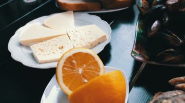 Deniz ürünleri midye ve balık alabalık bir restoranda bir plaka üzerinde