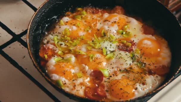 Huevos fritos con verduras preparados en una sartén — Vídeo de stock