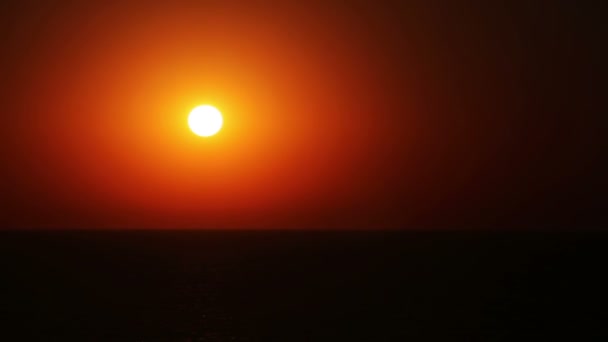 Matahari terbenam di atas laut — Stok Video