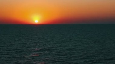 Denizin üzerinde gün batımı