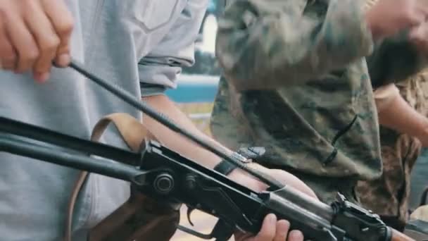 Montera maskinen i händerna på en soldat — Stockvideo