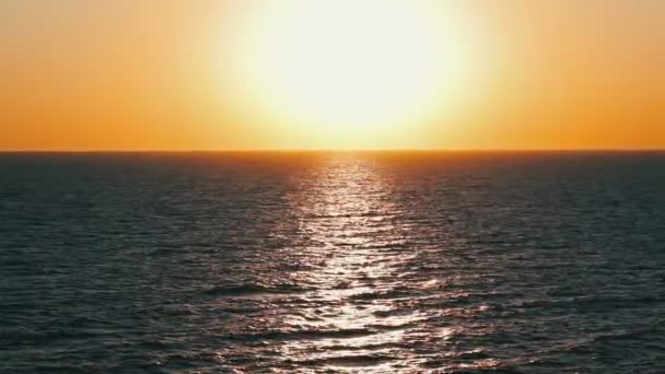 Matahari terbenam di atas laut — Stok Video