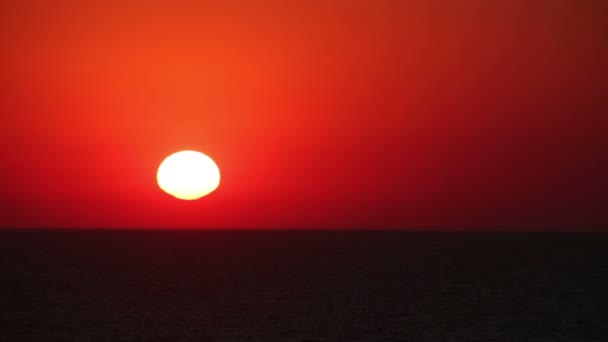 Sonnenuntergang über dem Meer — Stockvideo