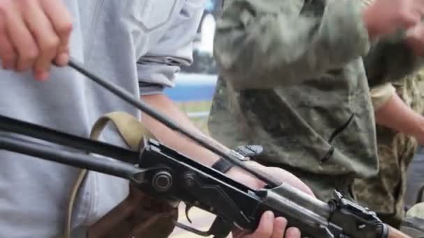 Montage der Maschine in den Händen eines Soldaten — Stockvideo