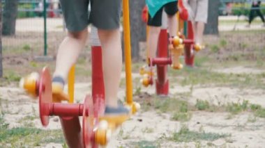 Sokakta çocuk Fitness Ekipmanları