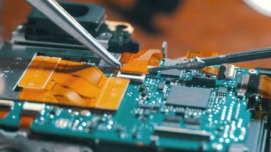 Elektronik devre kartını tamir radyo mühendisi