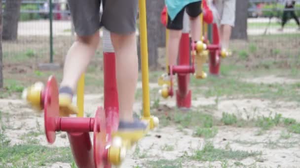 Människor engagera sig i idrottsträning utrustning på gatan — Stockvideo