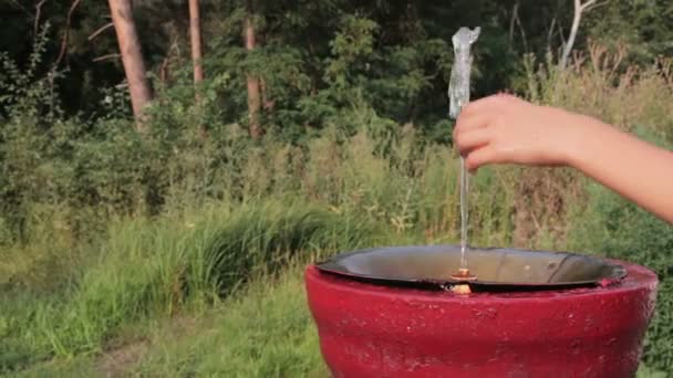 Palla da tennis su una fontana Jet per bere librarsi in aria — Video Stock