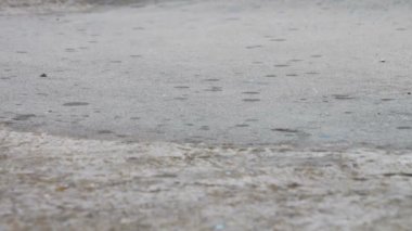 Yağmur damlat su birikintileri üzerinden