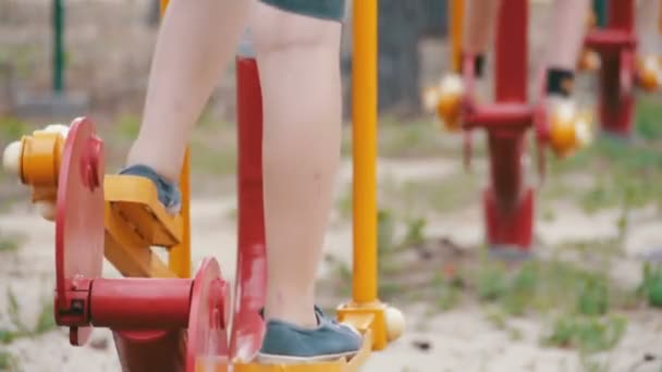 Kinder-Fitnessgeräte auf der Straße — Stockvideo