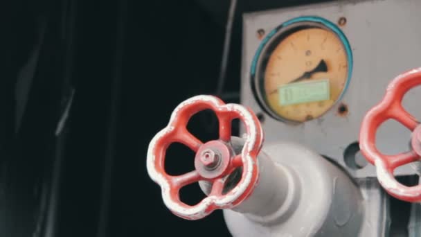 Красный промышленный кран воды и показатели давления на пожарной машине — стоковое видео