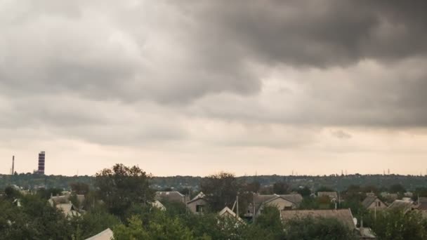 Nuvens de tempestade no céu movendo-se sobre as casas na cidade — Vídeo de Stock