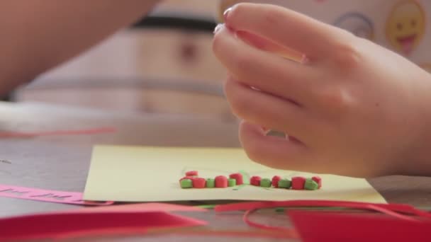 Kinderen maken ambachten uit papier aan de tafel, handgemaakte — Stockvideo