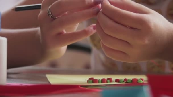 Les enfants font de l'artisanat avec du papier à la table, fait à la main — Video