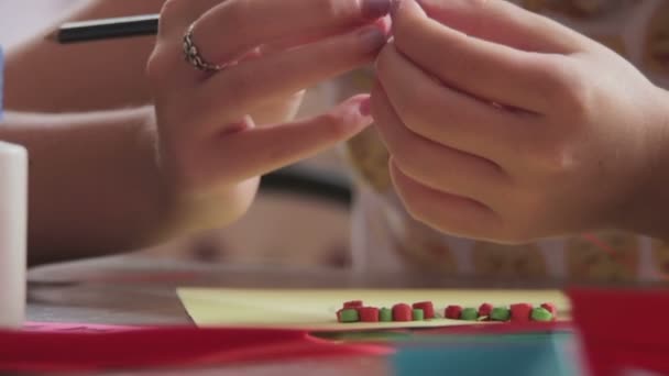 Kinderen maken ambachten uit papier aan de tafel, handgemaakte — Stockvideo