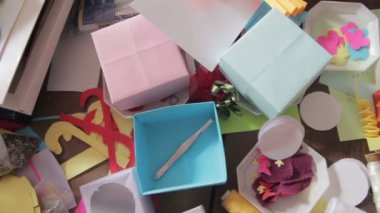 El ile ahşap masa aksesuarları yapılmış