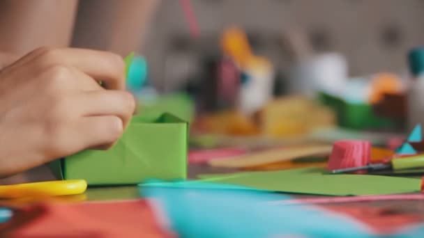 Los niños hacen manualidades con papel en la mesa, hechas a mano — Vídeos de Stock