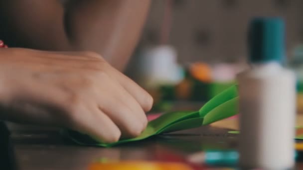 Kinder basteln am Tisch aus Papier, handgefertigt — Stockvideo