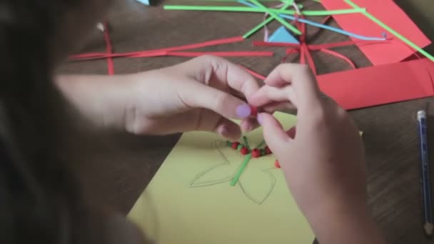 Crianças fazem artesanato com papel na mesa, feito à mão — Vídeo de Stock