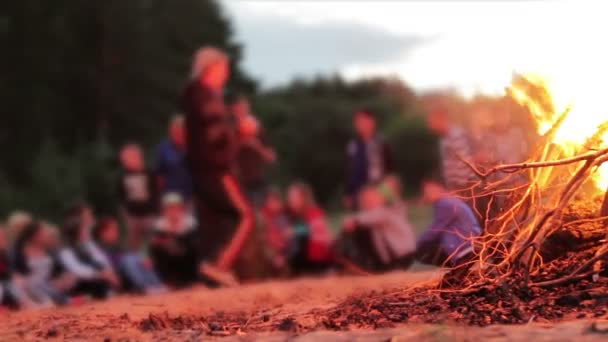 Campfire of the Branches Burn at Night in the Forest sullo sfondo delle persone — Video Stock