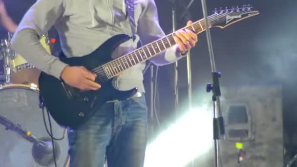 Bir Rock konserinde Sahne Alanı'nda oynayan gitarist — Stok video