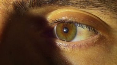 İnsan gözü yanıp söner