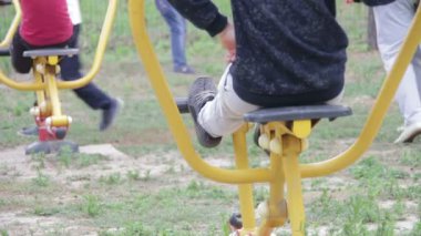 Sokakta çocuk Fitness Ekipmanları